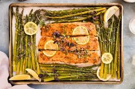 salmon-baked-with-asparagus