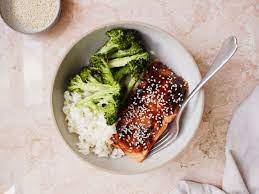 steamed-broccoli- and-brown-rice-with baked-salmon